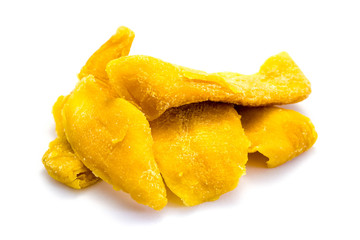 Getrocknete Mango isoliert freigestellt auf weißen Hintergrund, Freisteller