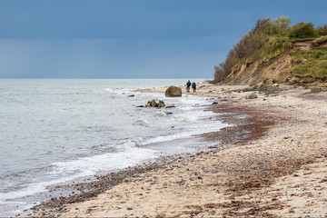 Fototapeta na wymiar Spaziergänger an der Küste der Ostsee
