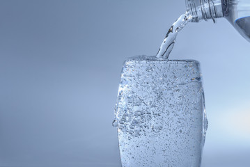Trinkwasser in Glas einfüllen 