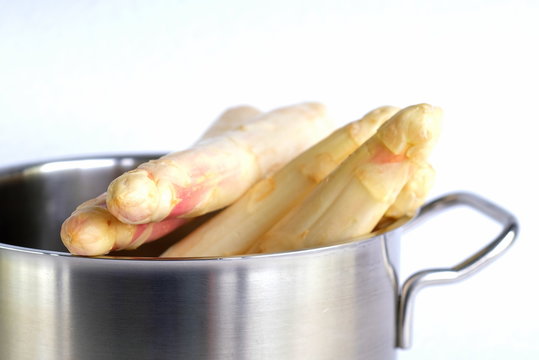 Spargel Vorbereitung zum Kochen