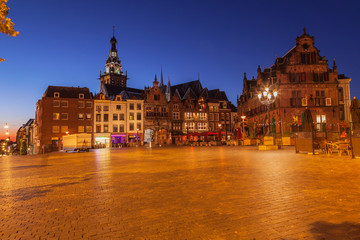 Obraz premium Cityscape of Nijmegen squre city center at dusk twilight, the netherlands