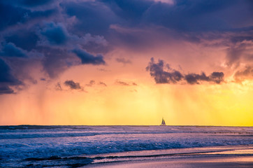 Segelschiff im Sonnenuntergang