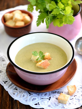 Soup puree from zucchini with cream and crackers.