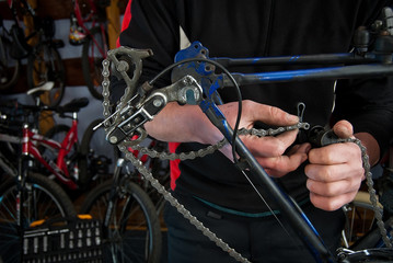 Obraz premium Master bike repairs in the workshop 7