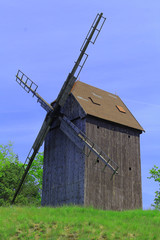 Drewniany wiatrak-stary młyn napędzany siłą wiatru. - obrazy, fototapety, plakaty
