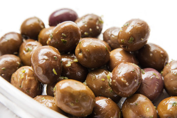 Olive verdi condite con olio, prezzemolo e aglio