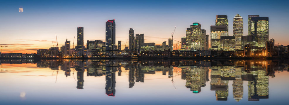 Finanzzentrum Canary Wharf und die Docklands in London bei Sonnenuntergang