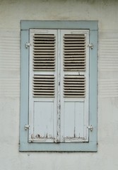 geschlossene alte Klappläden von einem leerstehenden Haus