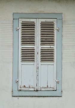geschlossene alte Klappl&auml;den von einem leerstehenden Haus