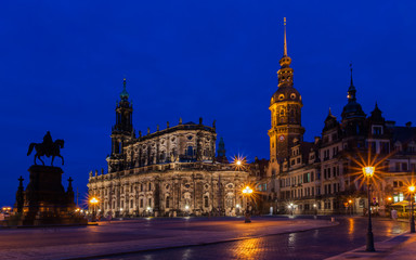 Fototapeta na wymiar Dresden - Theaterplatz bei Nacht; Deutschland