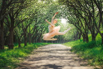 Obrazy na Szkle  Baleriny tańczą na świeżym powietrzu i skaczą wysoko w powietrze