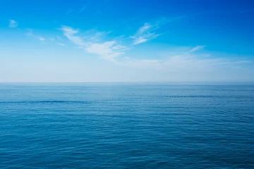Crédence de cuisine en verre imprimé Eau Mer océan et fond de ciel bleu clair