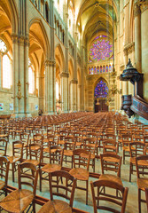 Fototapeta na wymiar Intérieur de la cathédrale de Reims 