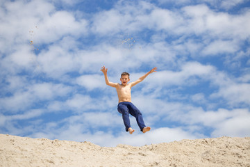 Obraz premium GOMEL, BELARUS - May 13, 2017: Teens study parkour on their own. Acrobatics in the sand.