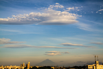 遠方から臨む吊るし雲富士山