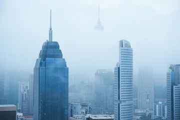 Poster Bovenaanzicht van de mistige skyline van de stad van Kuala Lumpur in de ochtend. © jamesteohart