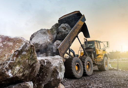 déchargement de rochers