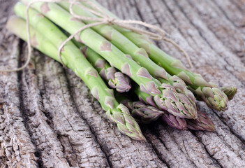 Espárragos sobre tabla rústica
