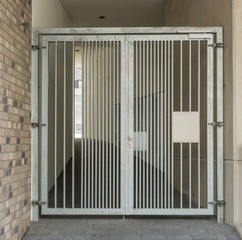 Große Gitter Tür eines Eingangsbereiches