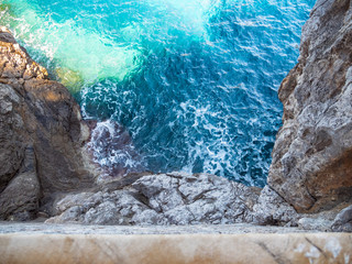 Mallorca Spanien Wellen an Felsen