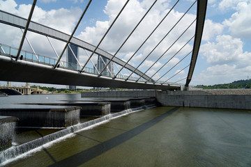 Obraz premium Modern architecture design of a pedestrian bridge in Putrajaya, Malaysia
