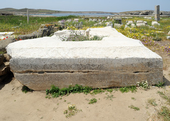 Piédestal de la statue de l'Apollon naxien de Délos en Grèce