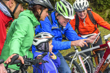 Obraz premium Infos und Wegsuche via Tablet