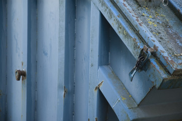 Detail eines blauen Müllcontainers