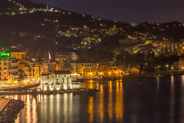 Fototapeta na wymiar nuit sur Rapallo, Italie 