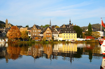Fototapeta premium Stadt Traben-Trarbach an der Mosel im Herbst, bekannt für ihren Wein und die Jugendstilbauten 