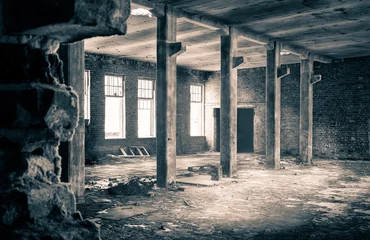 Foto op Plexiglas Het uitzicht vanuit een oude, verlaten fabriek aan de binnenkant met mooi raamlicht © Jani Riekkinen