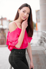 Obraz premium One girl pose to camera near the wall