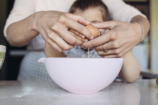 maman en cuisine avec son petit gar&ccedil;on