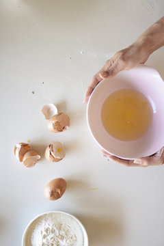en cuisine pr&eacute;paration du go&ucirc;ter ingr&eacute;dient oeufs bol