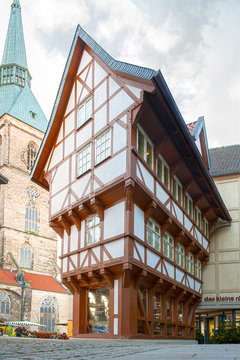 Umgest&uuml;lpter Zuckerhut in Hildesheim mit der Andreaskirche im Hintergrund