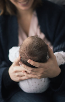 nouveau n&eacute; dans les mains de maman