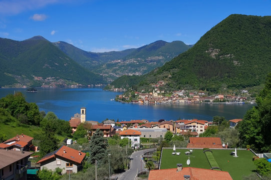 Iseosee Monte Isola in Oberitalien - Iseo lake and island Monte Isola in Alps, Lombardy