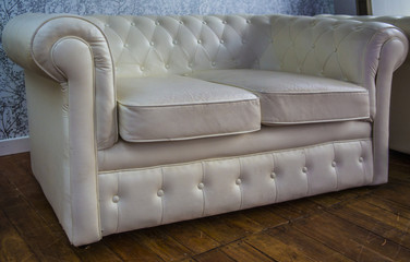 Divano in pelle bianca