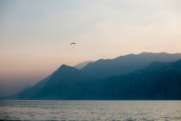 Gardasee, Paragliding, Gleitschirmfliegen, Mut. mutig, Freiheit, Berge, Sonnenuntergang, Sunset,...