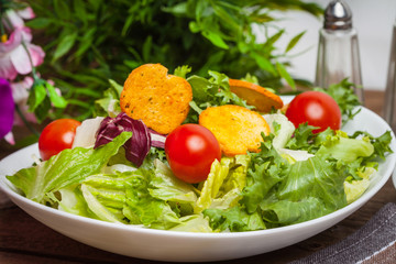 Mixed salad with croutons.