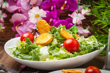 Mixed salad with croutons.