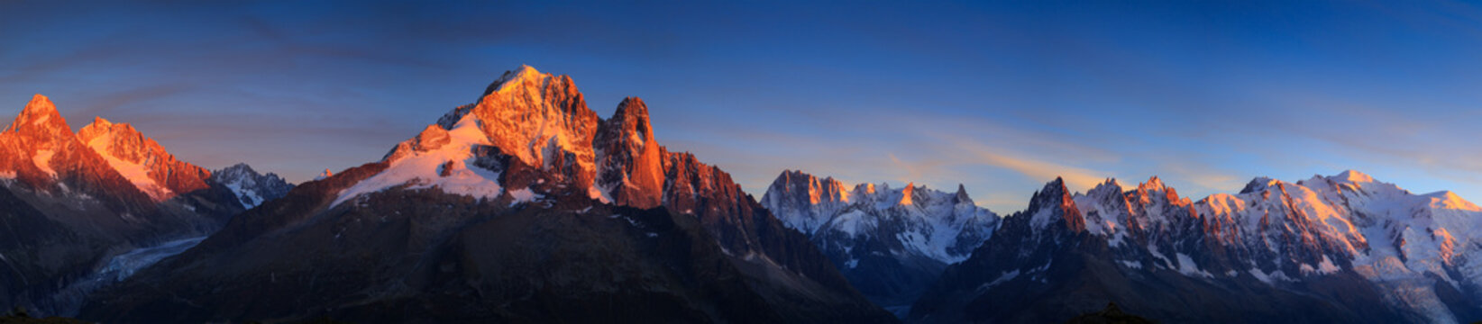 Fototapeta Panorama Alp w pobliżu Chamonix podczas zachodu słońca. Chamonix, Francja.