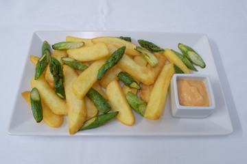 Pommes frites mit frittiertem Spargel