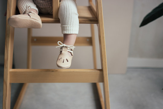 pieds b&eacute;b&eacute; assis sur sa chaise haute