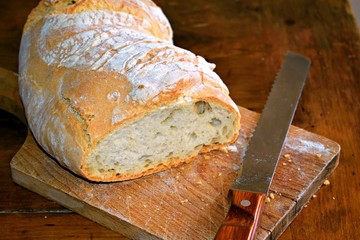 pane toscano su tagliere di legno