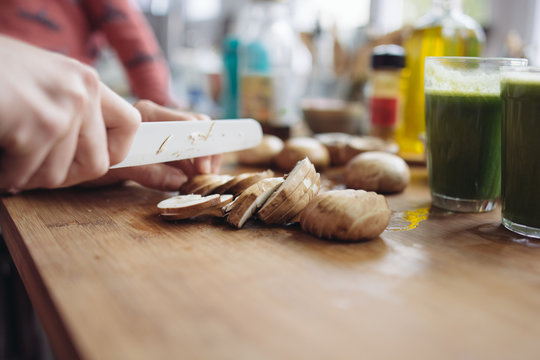 en cuisine couteau champignon plan de travail