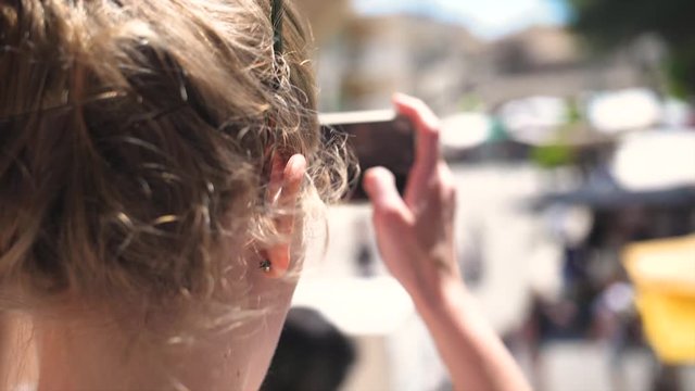 Frau macht Fotos mit ihrem Handy in Zeitlupe
