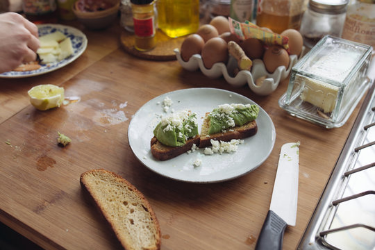 toast avocat en cuisine assiette petit-d&eacute;jeuner complet 