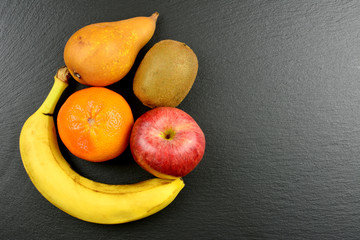 Obst-Mix - Verschiedenes Obst auf einer Schieferplatte mit Textfreifeld