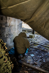 Prepper in eigener Notunterkunft in Katastrophengebiet